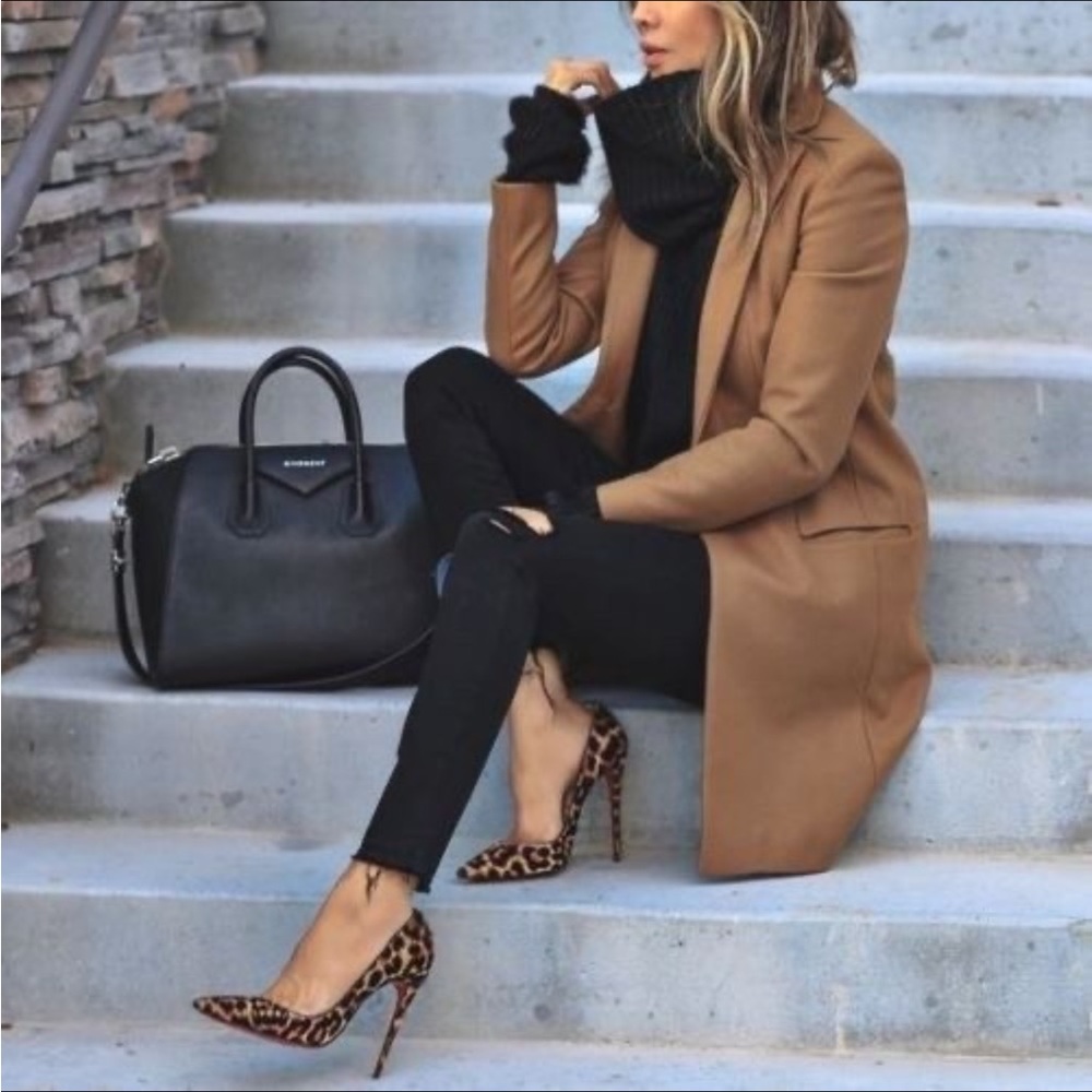 Givenchy
Antigona Medium Top Handle Bag in Grained Leather - Picture 2 of 15